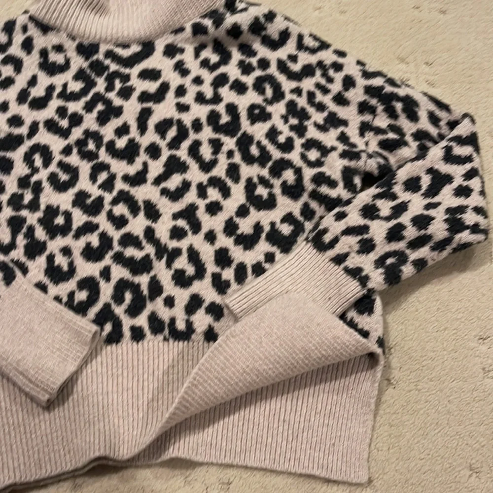 Yet Again Cheetah 🐆 Sweater Juniors Size S - Picture 4 of 5